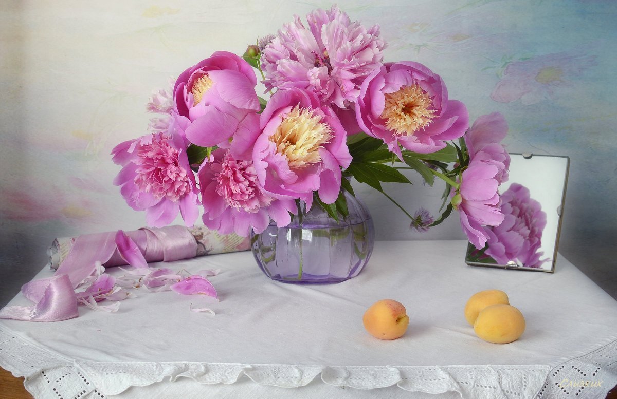 Букет пионов на окне
