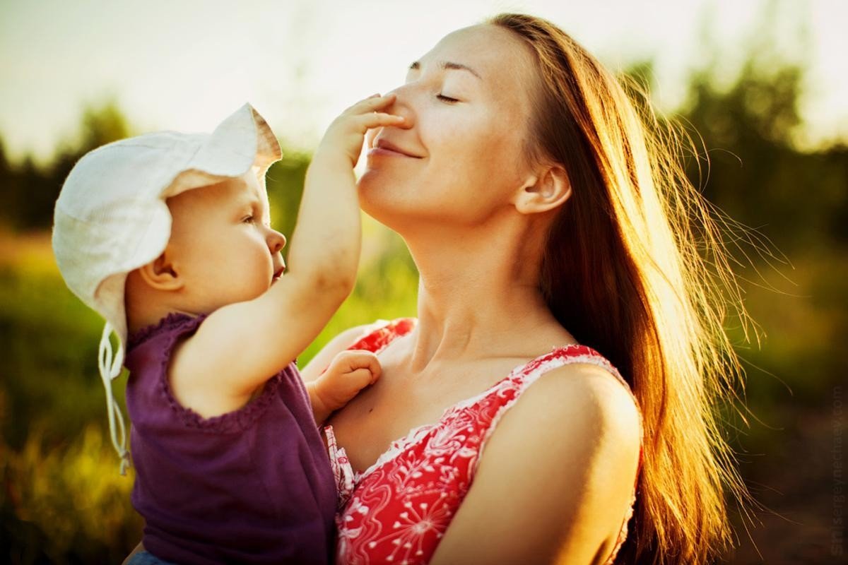 Счастливая мама с ребенком