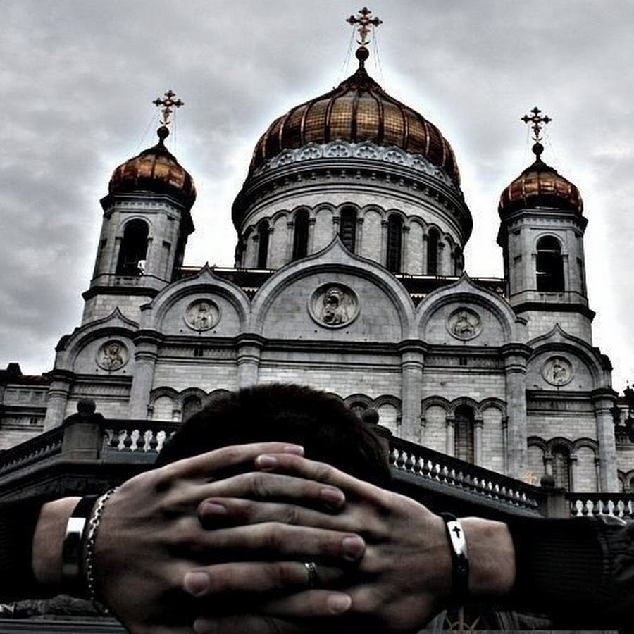 Парень возле церкви