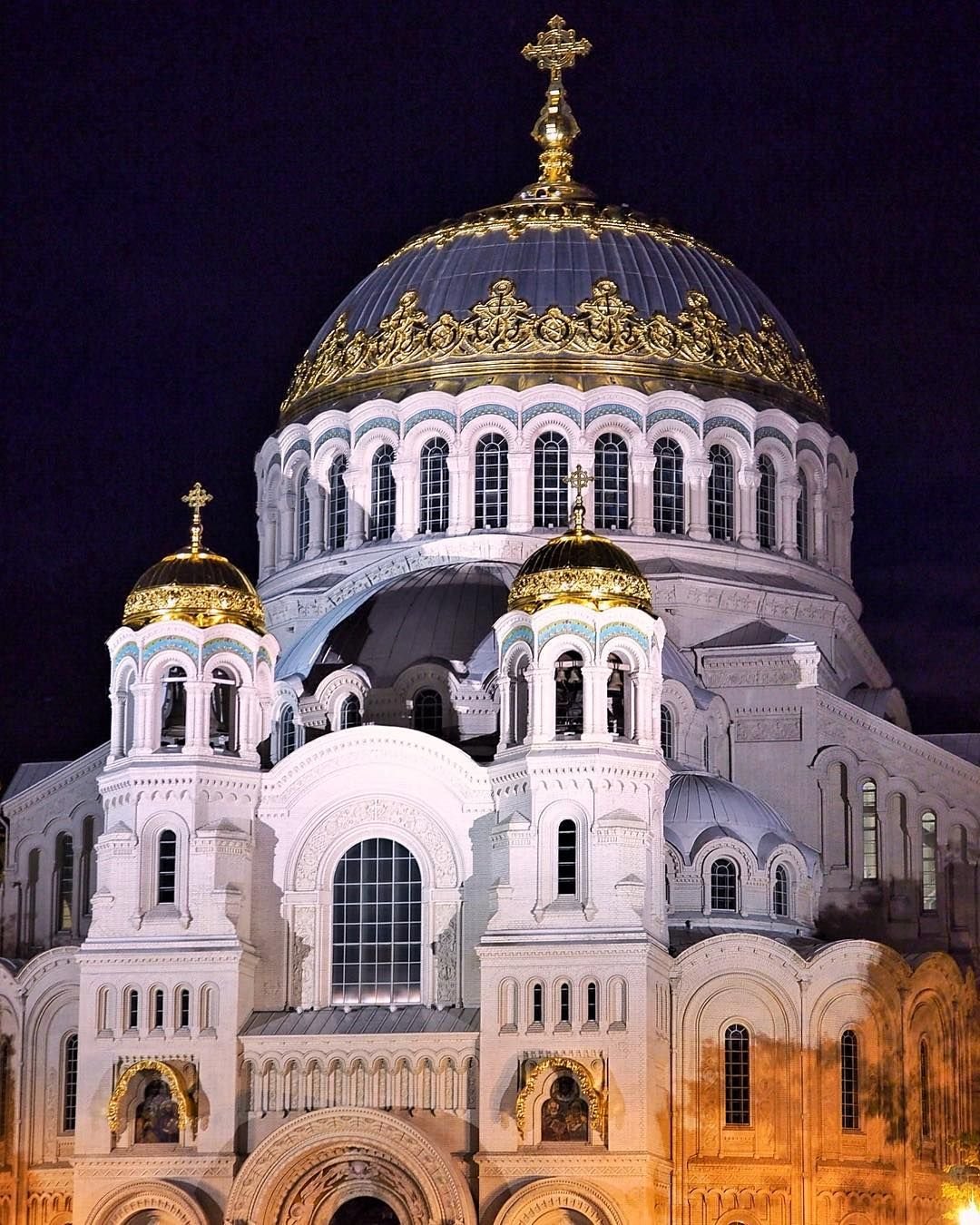 Морской Никольский собор в Кронштадте ночью
