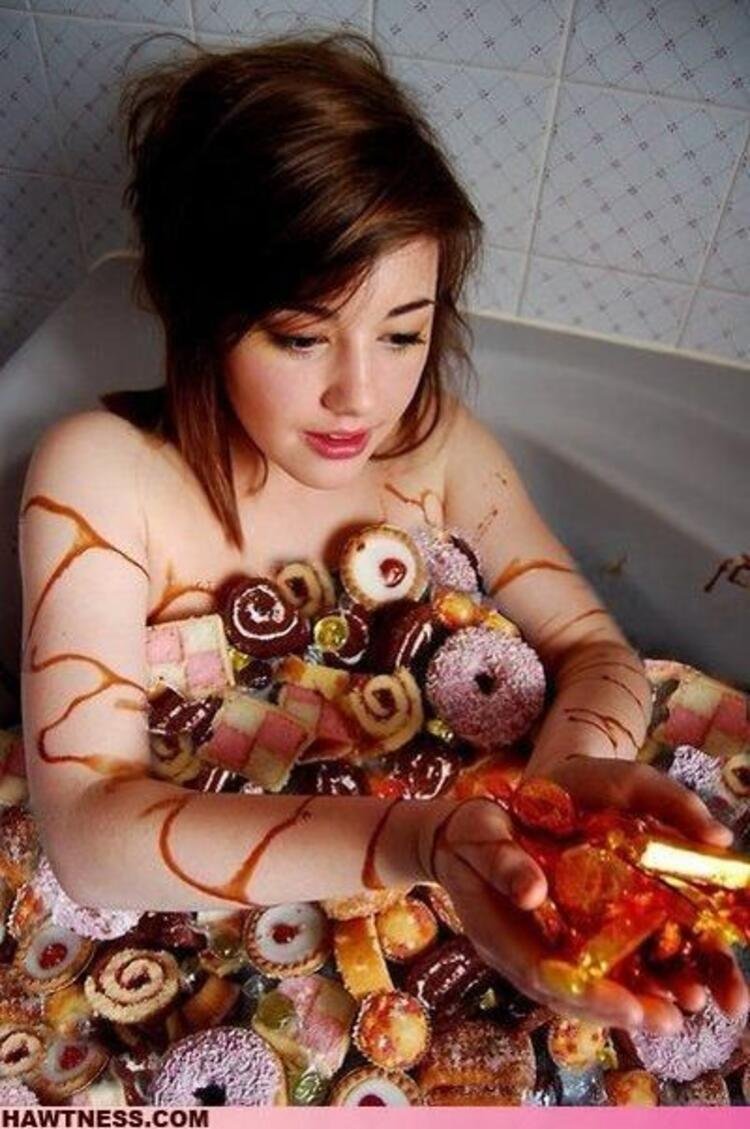 Девушка ест шоколад