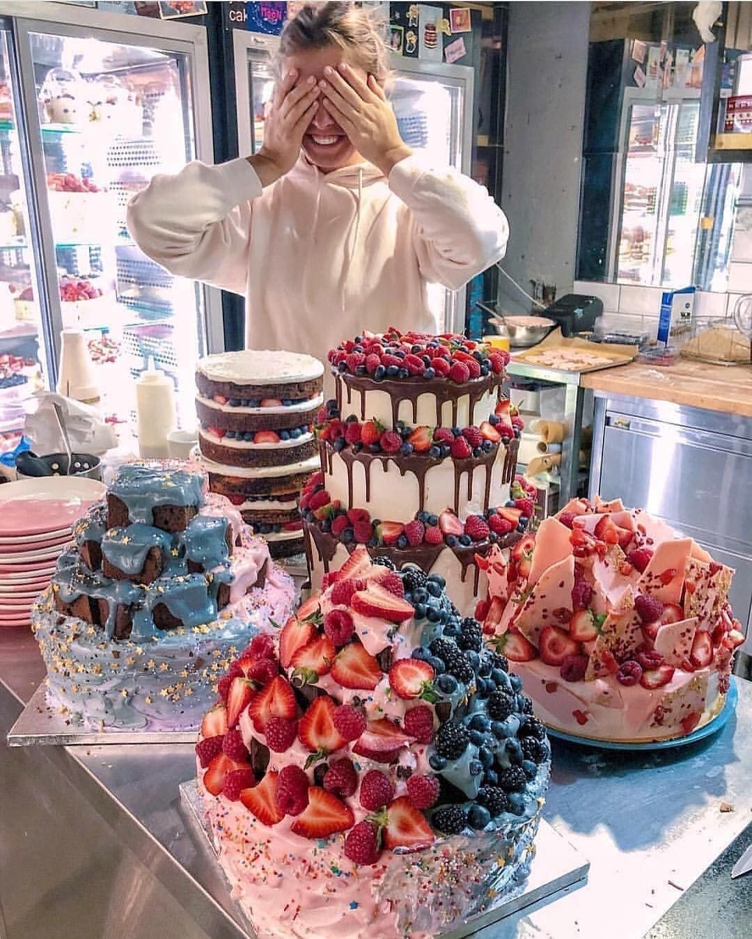 Девушка ест торт