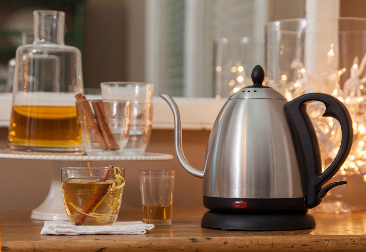 Чайник на столе