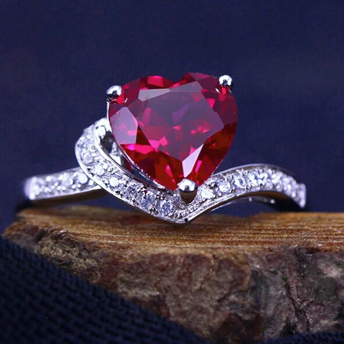 Рубин (красный и малиновый Корунд),