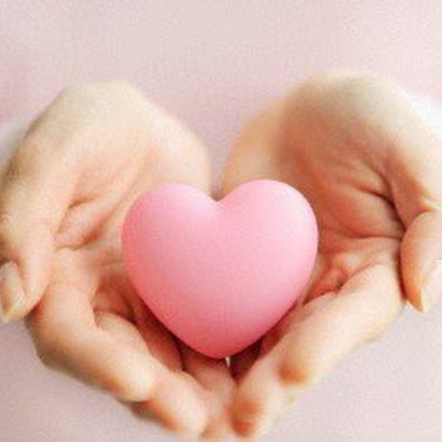 Ножки ребенка в руках