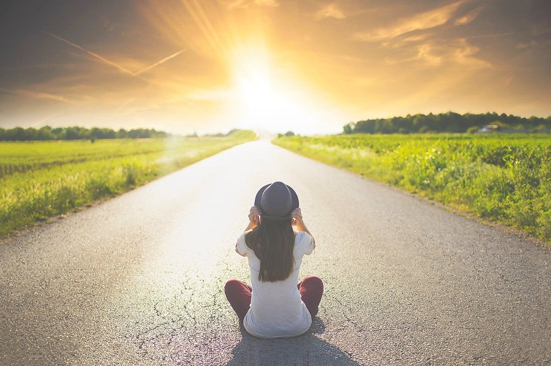 Девушка на дороге