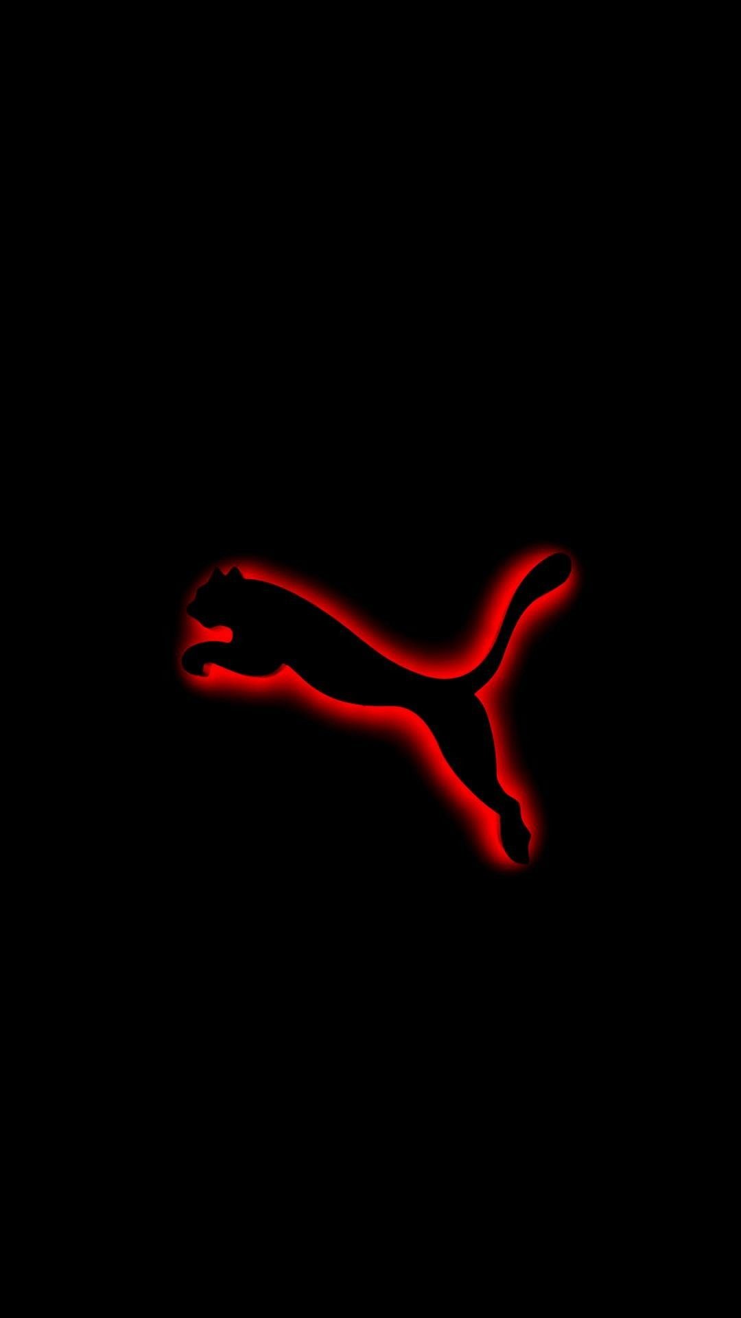 Puma на черном фоне