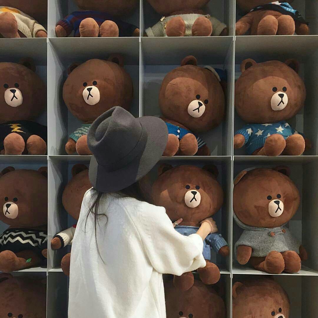 Девушка с плюшевым медведем