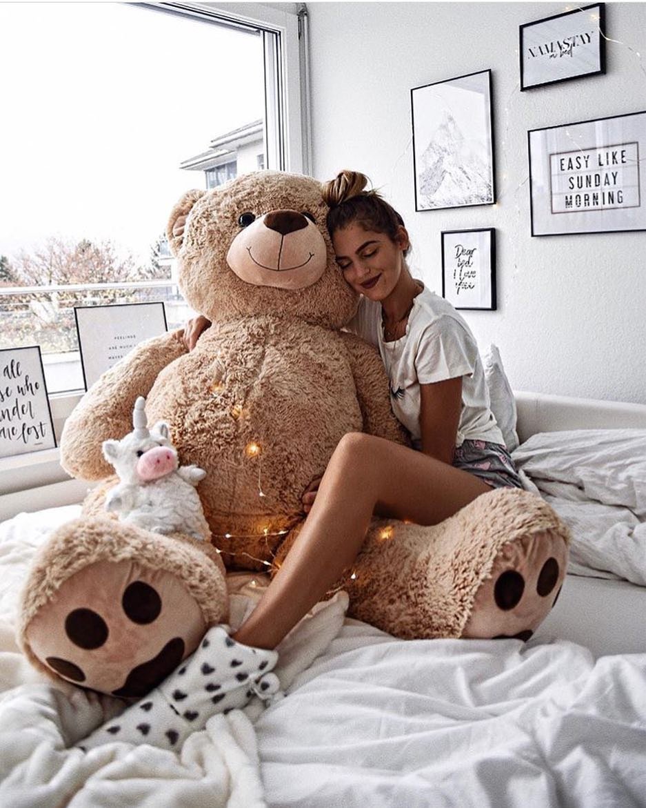 Парень с большим мишкой