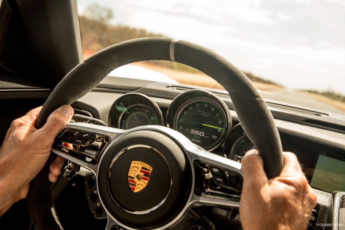 За рулем дорогой машины