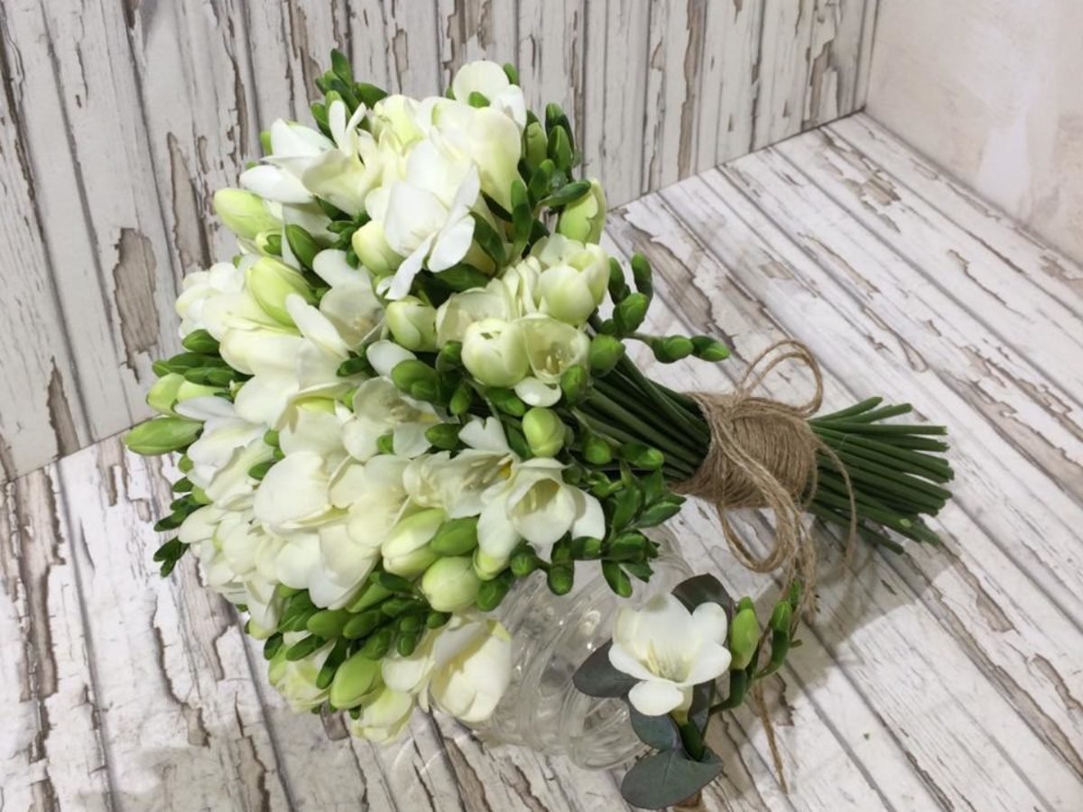 Букет цветов фрезии