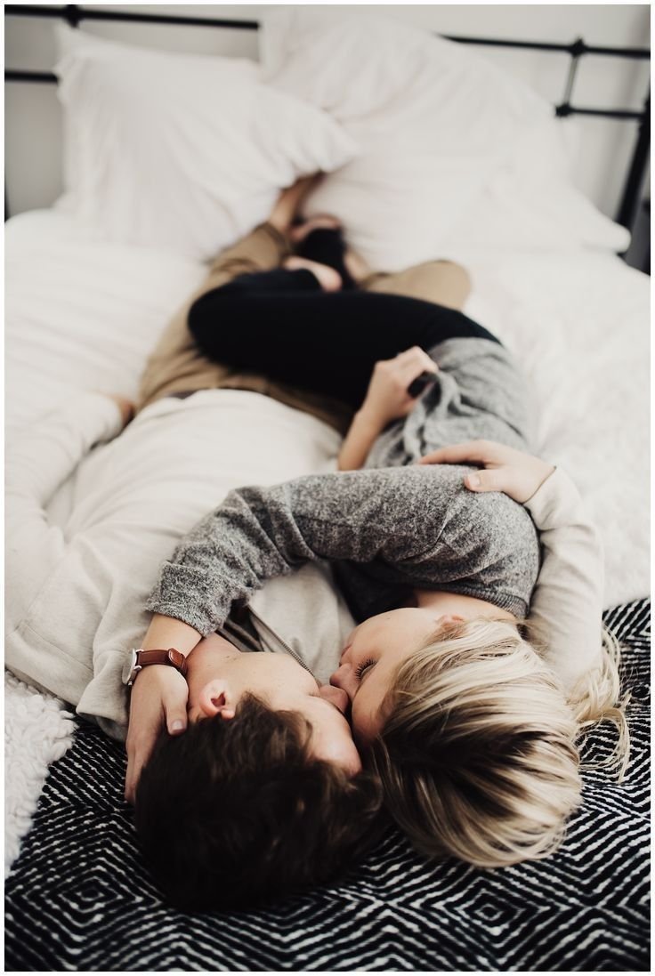 Парочка обнимается