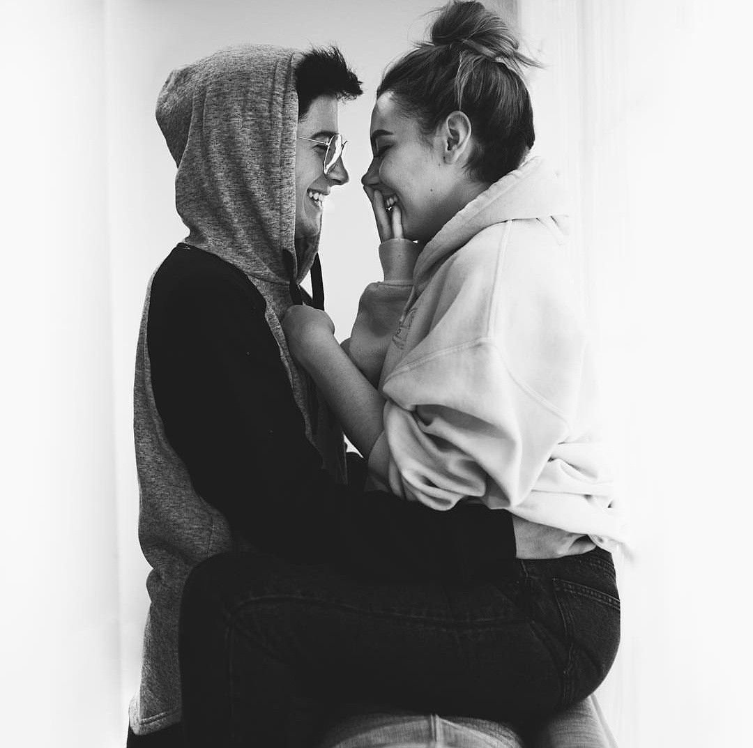 Милые пары обнимаются