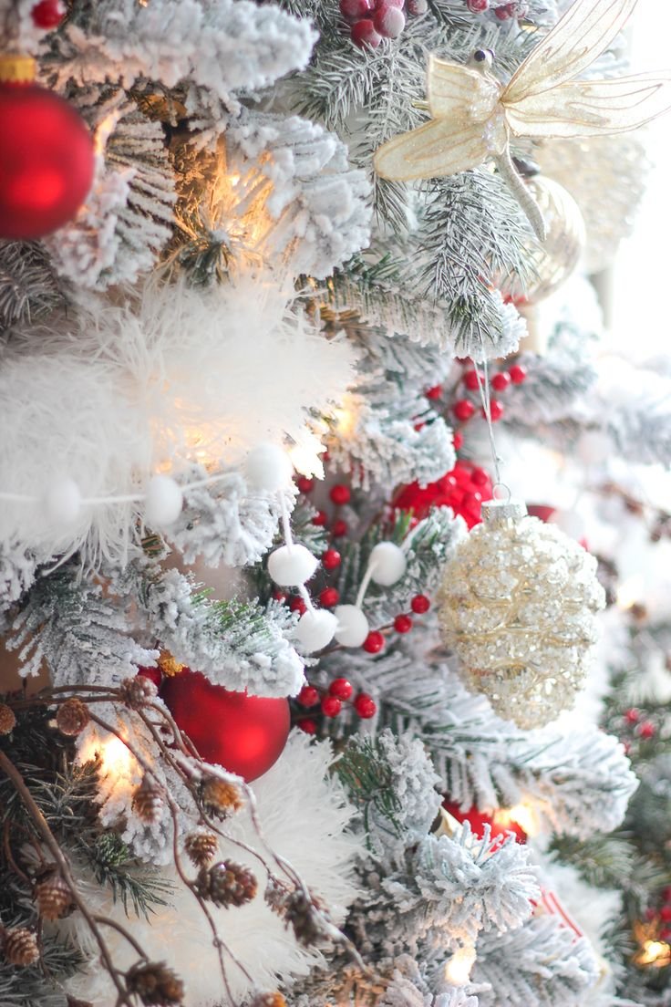 Елка с игрушками