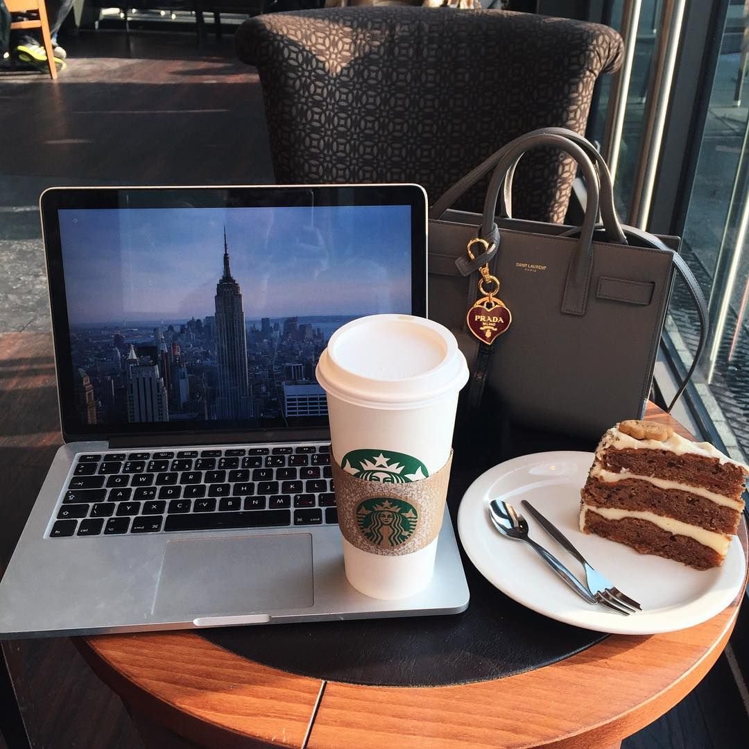 Макбук в кофейне