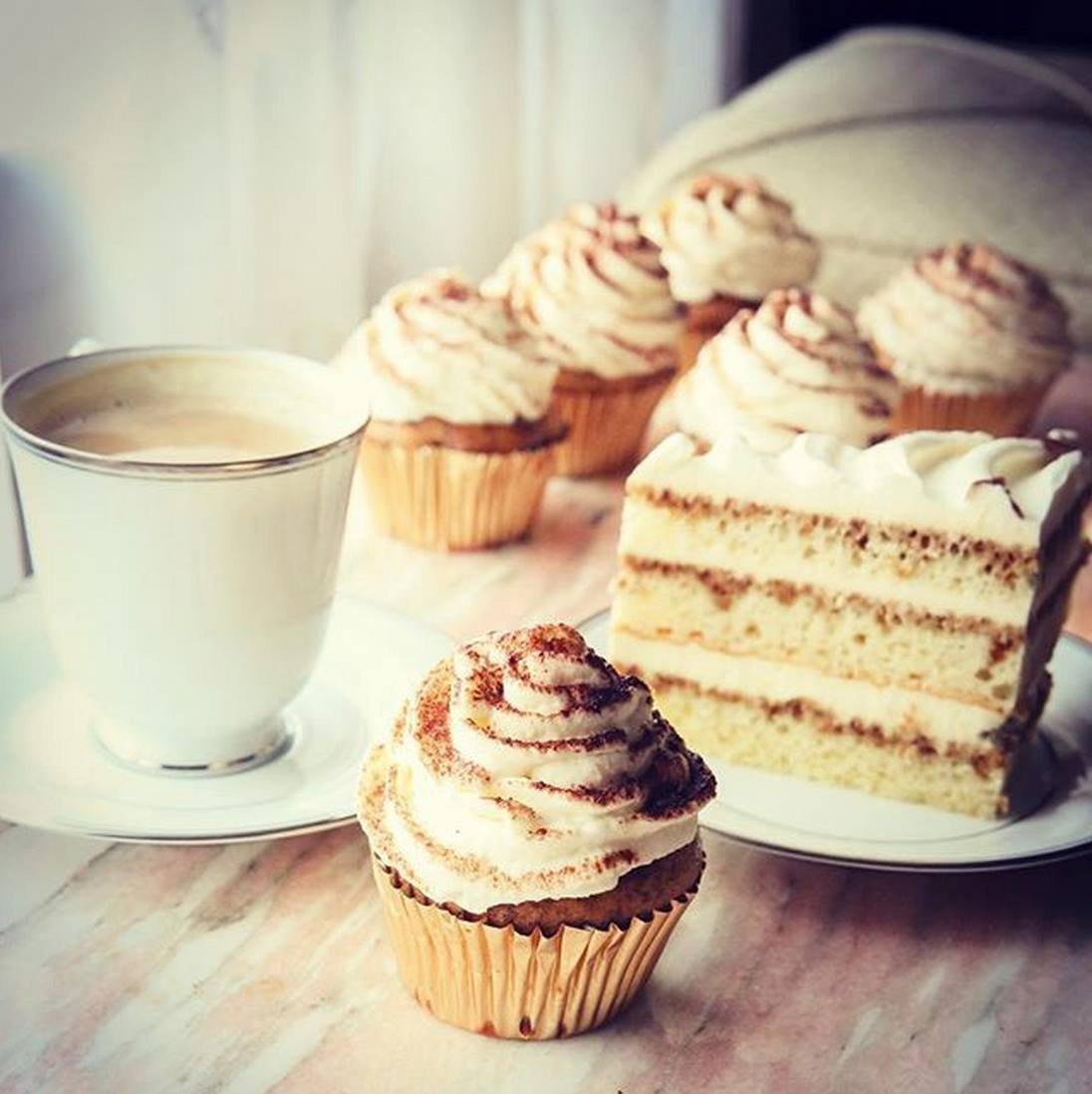 Красивые пирожные и кофе