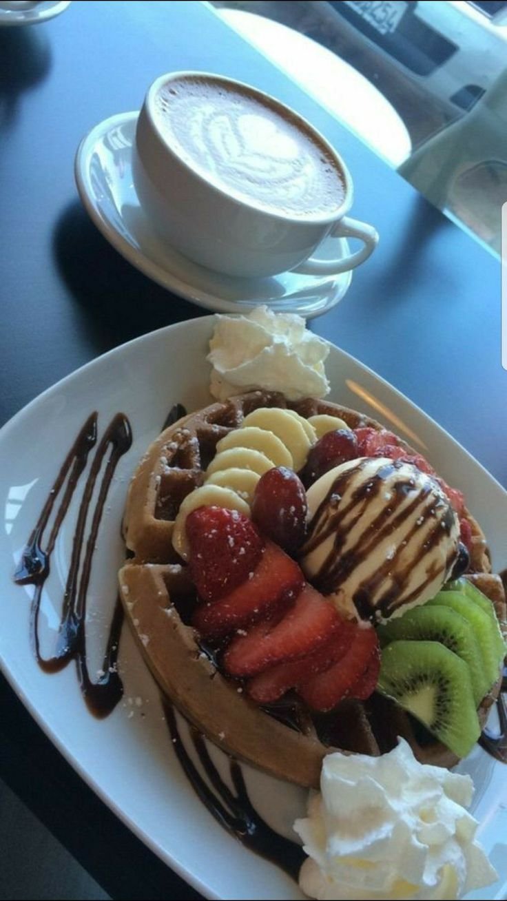 Десерт на столе в кафе