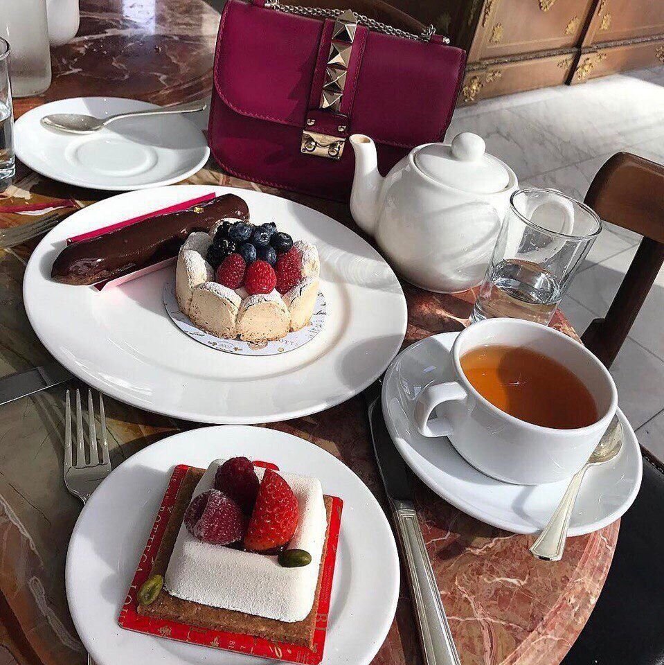 Красивые пирожные и кофе