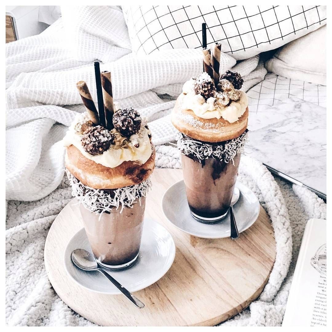 Десерты в черно белом стиле