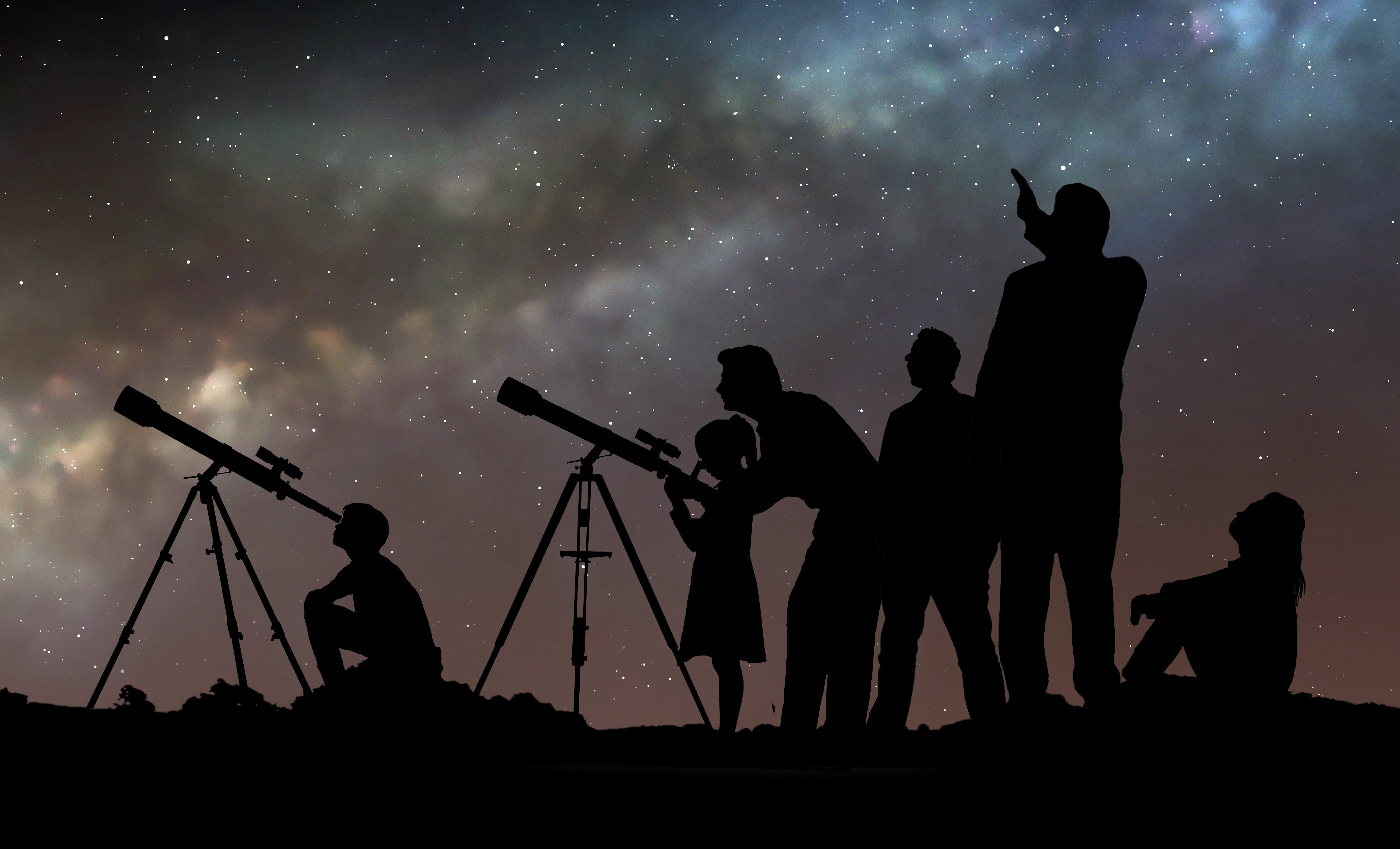 Музыка смотря на звезды. Человек с телескопом. Астроном с телескопом. Мужчина с телескопом. Наблюдение в телескоп.