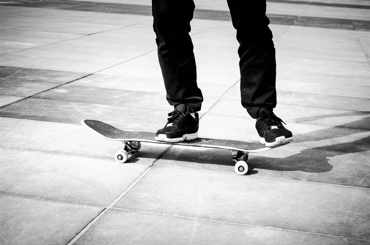 Человек катается на скейтборде