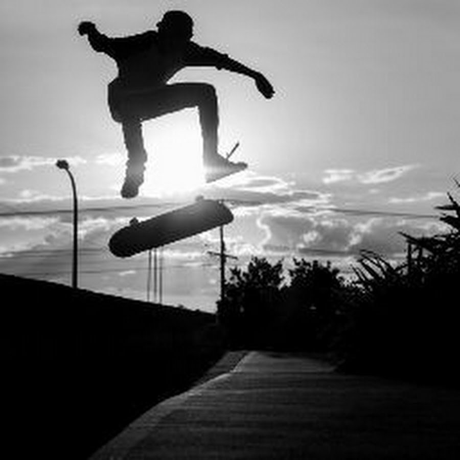 Человек со скейтом