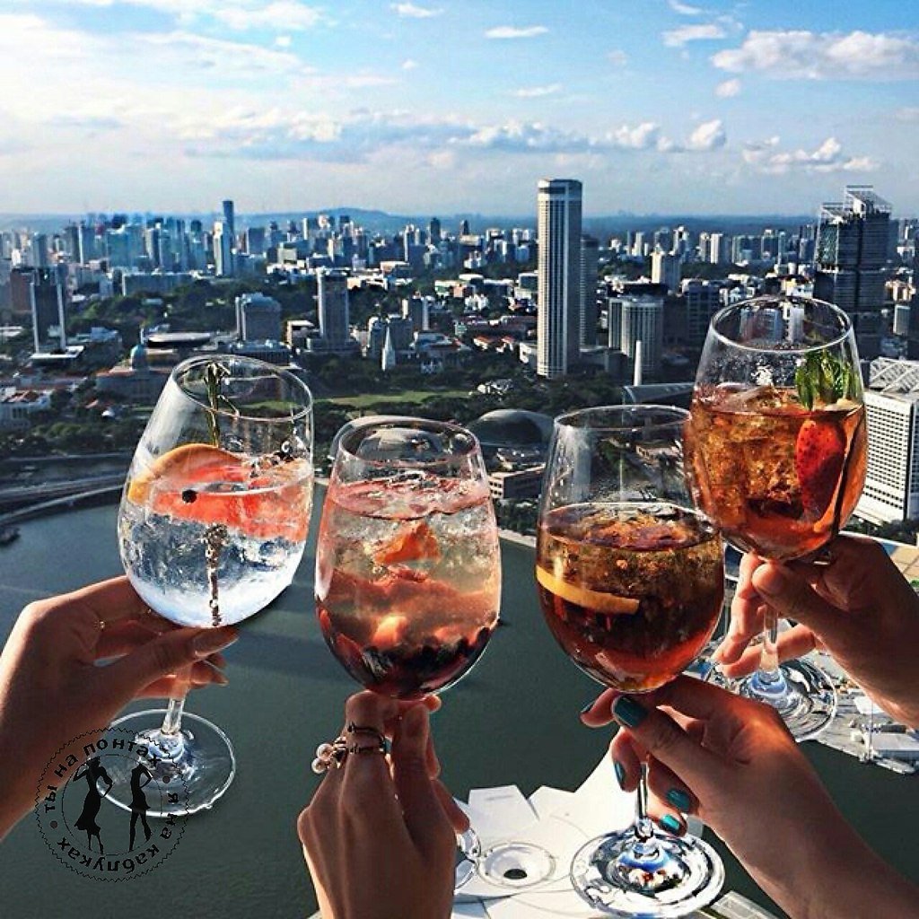 Бокал на фоне города