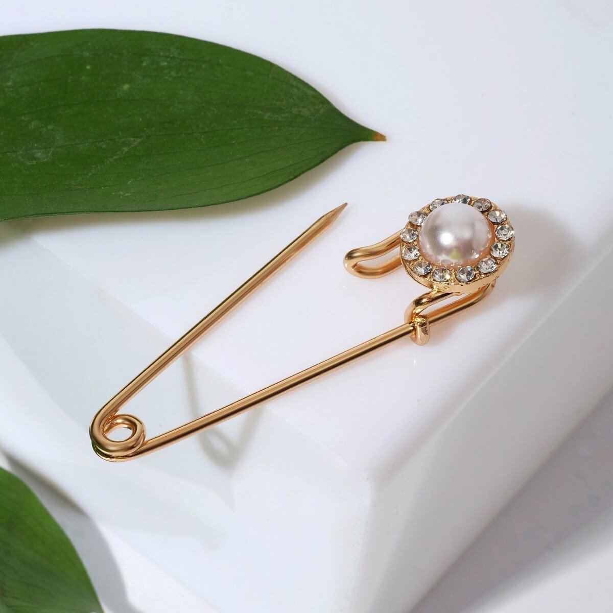 Именная булавка со стразами