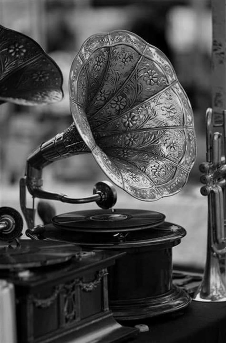 Антиквариатный граммофон