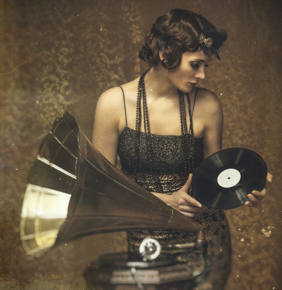 Девушка с виниловой пластинкой