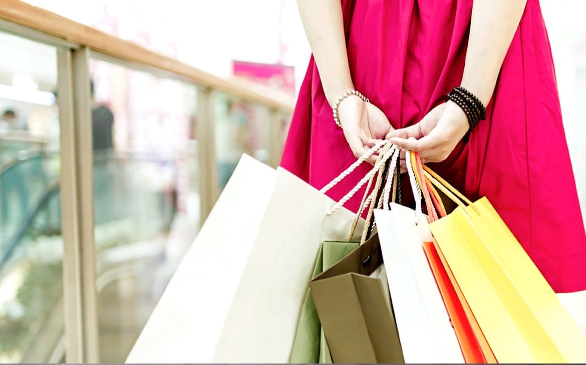 Девушка с покупками