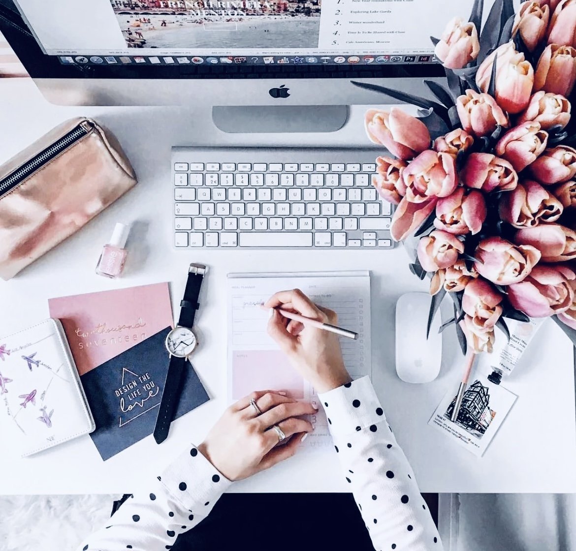 Яркая стильная девушка