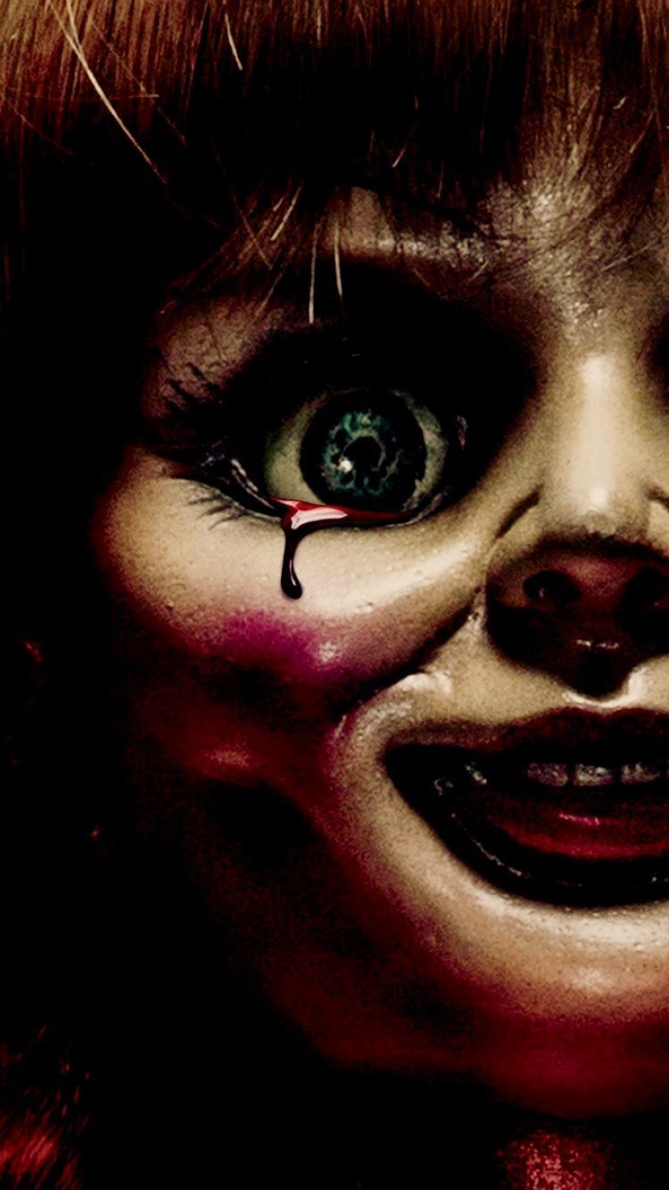 Девушка в белой маске