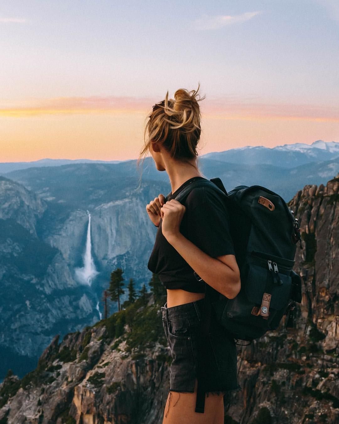 Девушка путешествует