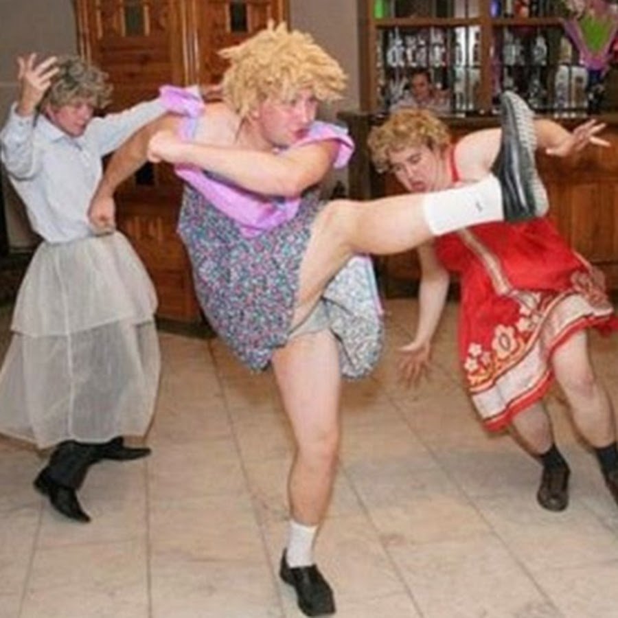 Бокалы с шампанским чокаются