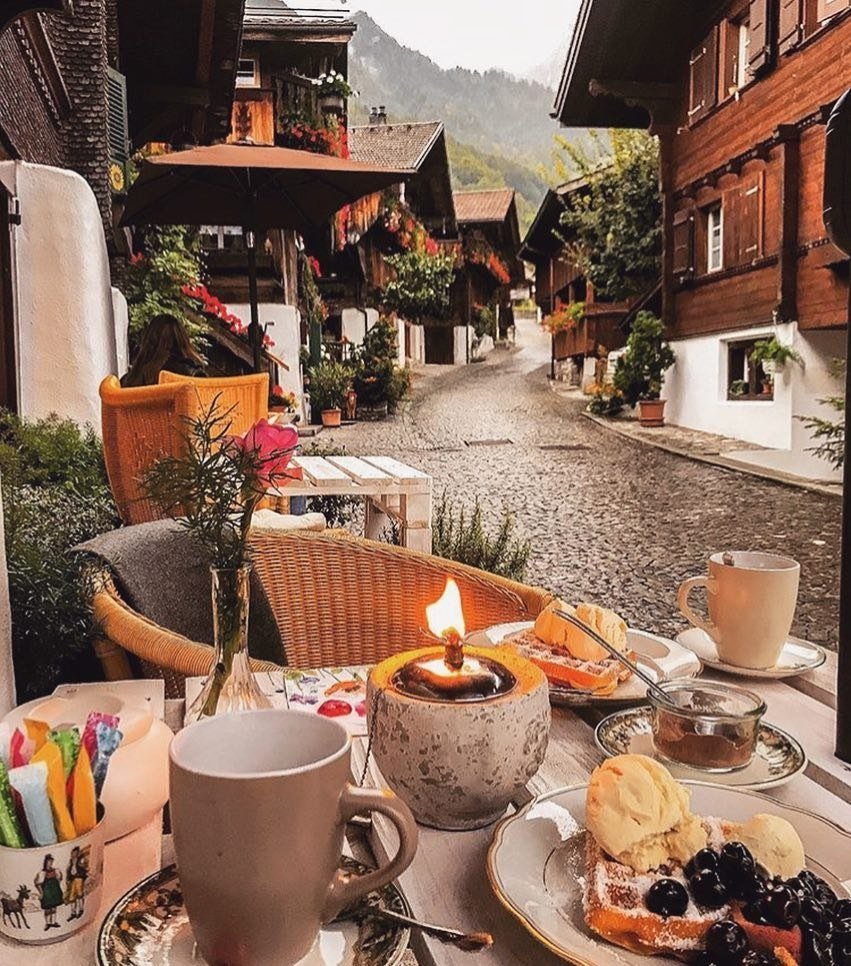 Стол с печеньем на природе