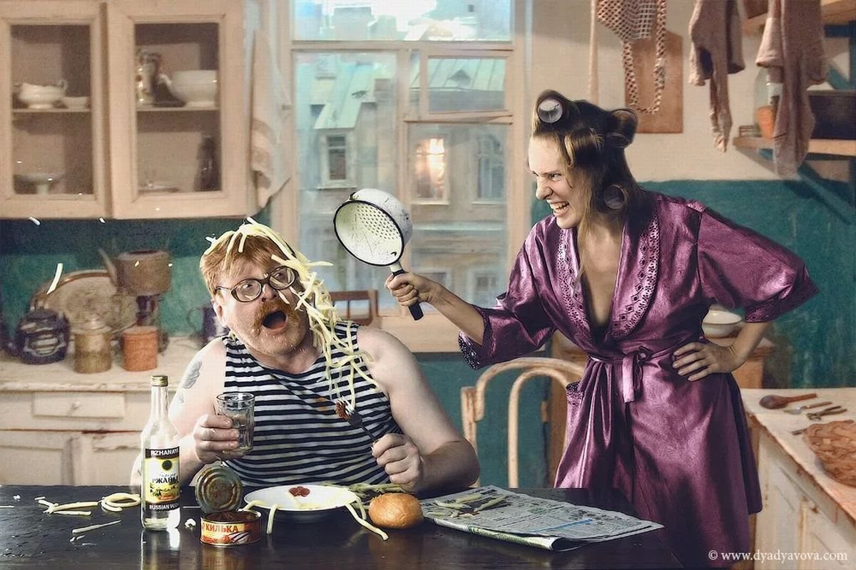 Девушка со сковородой