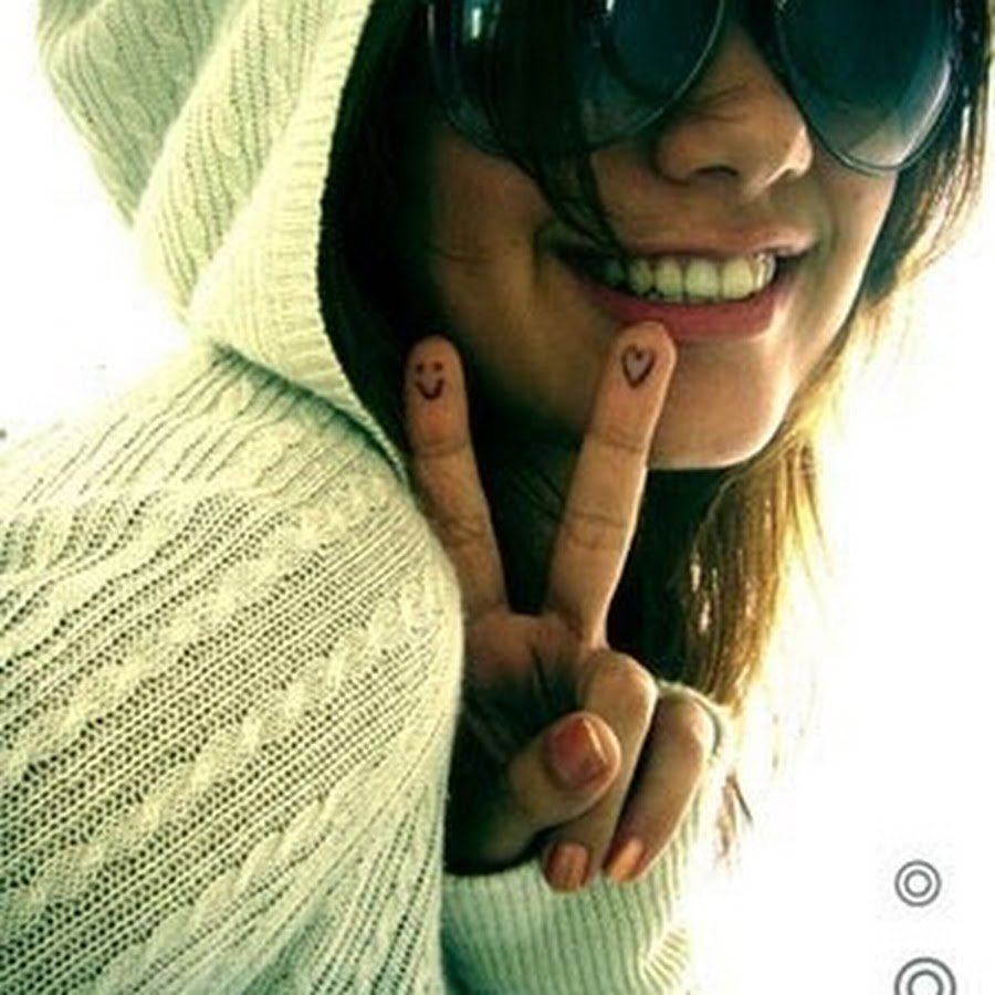 Красивые девушки в бейсболках