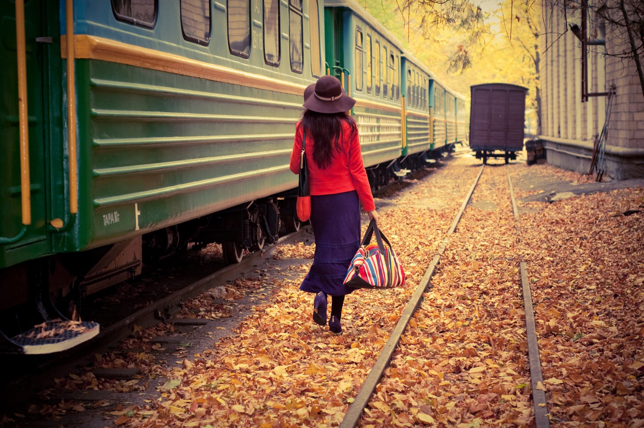 Люди в жизни как поезда. Уходящий поезд. Поезд ушел. Девушка возле поезда. Девушка провожает поезд.