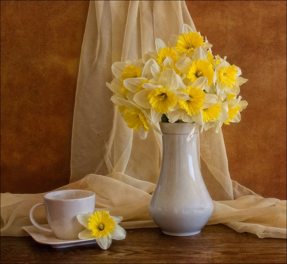 Нарциссы в вазе