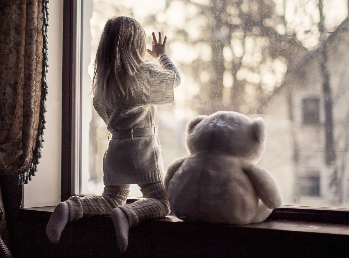 Грустная девочка с мишкой