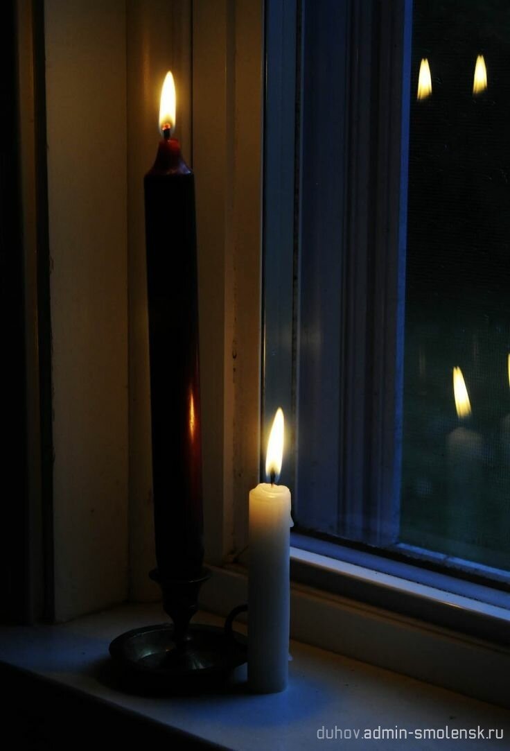 Свеча на подоконнике
