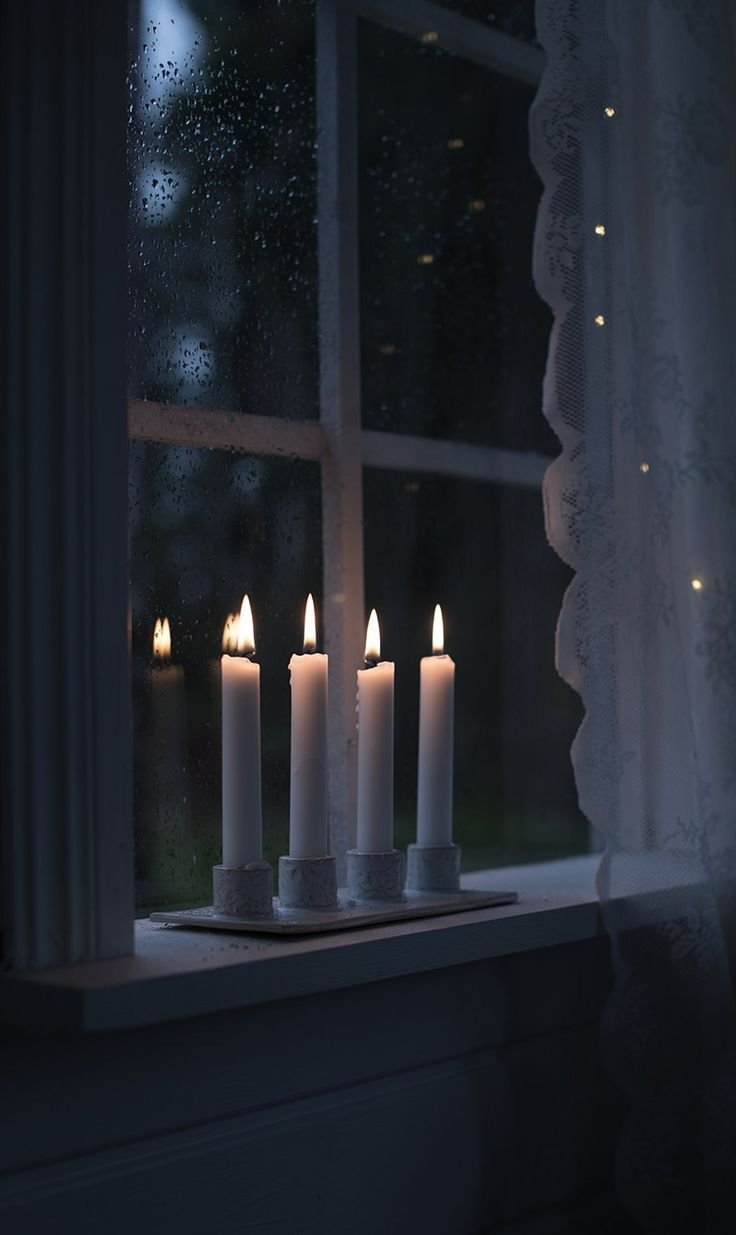 Свеча у окна ночью