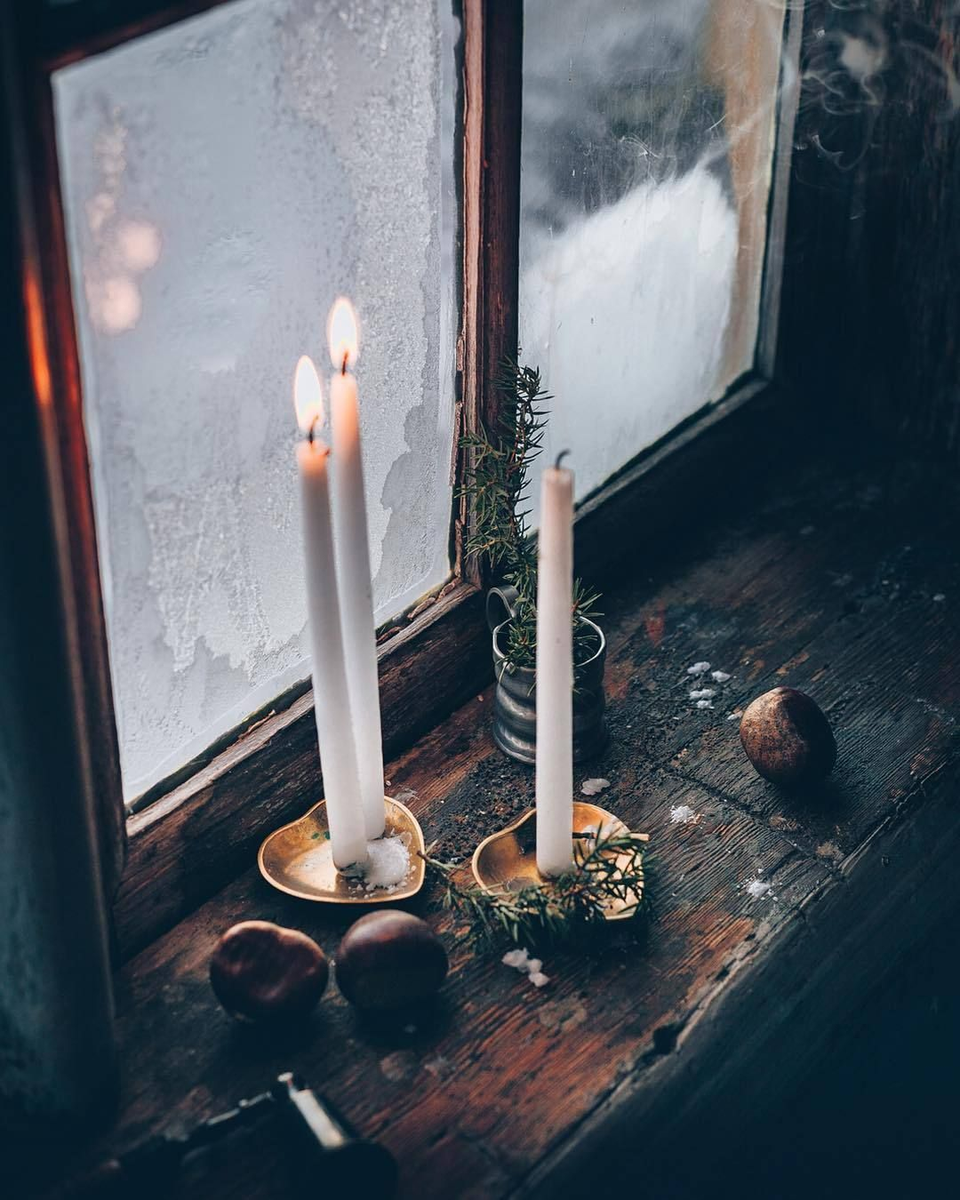 Горящая свеча на окне