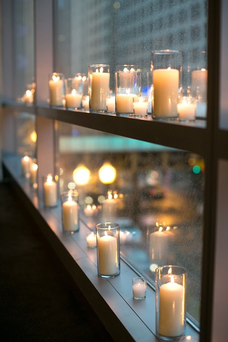 Свеча на подоконнике