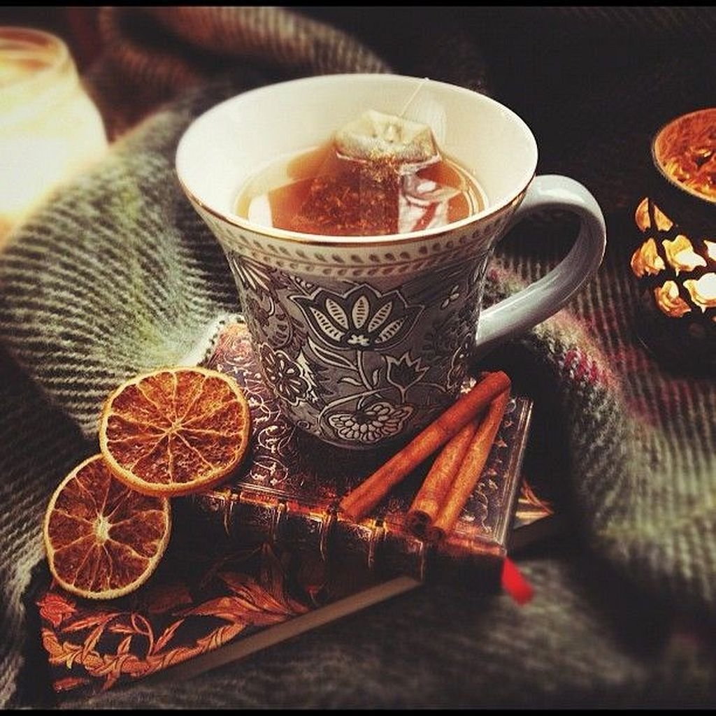 Уютный вечер с чашкой чая