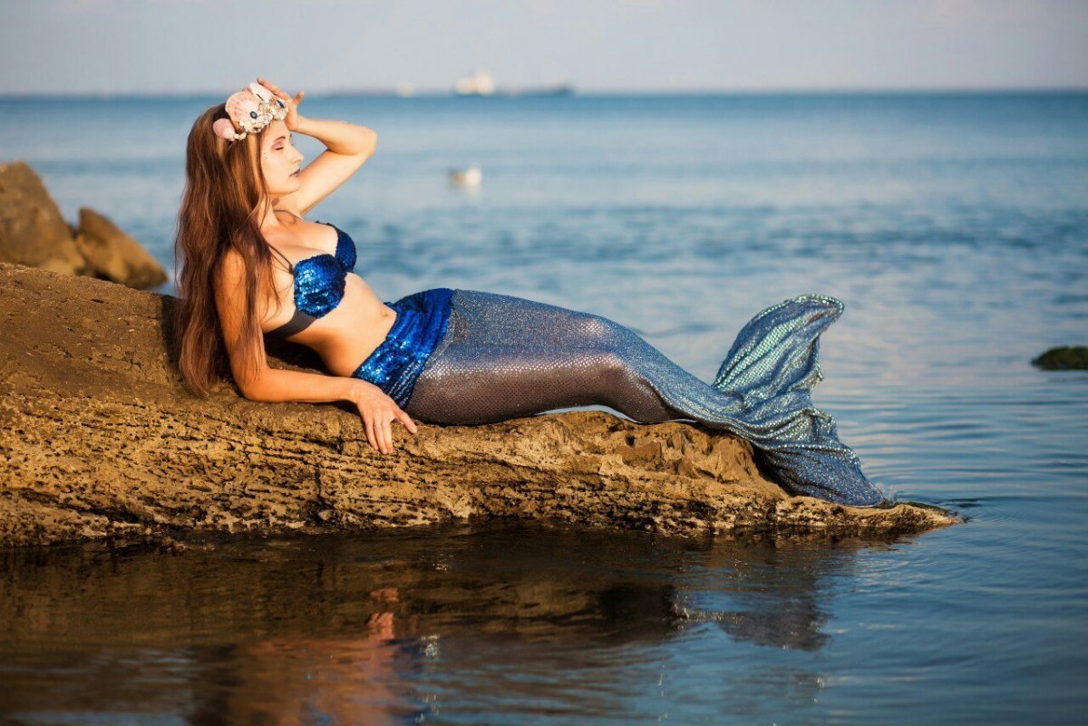 Живые русалки в море
