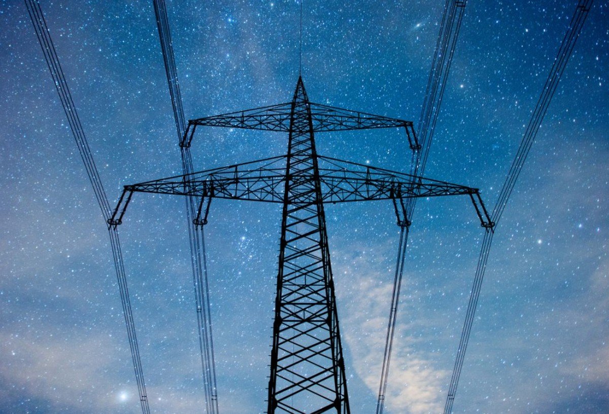 Линии электропередач на фоне неба