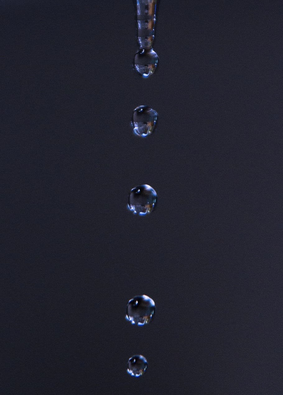 Капля падает в воду