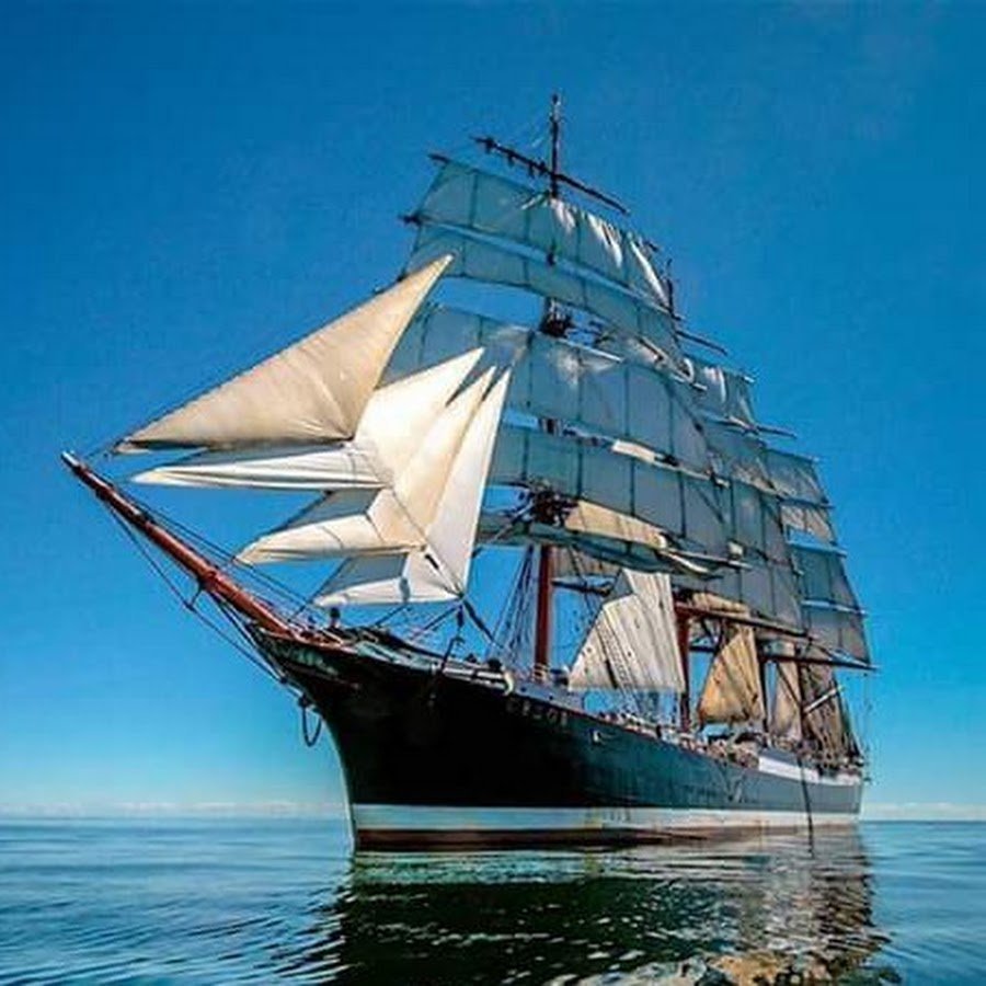 Корабль на закате